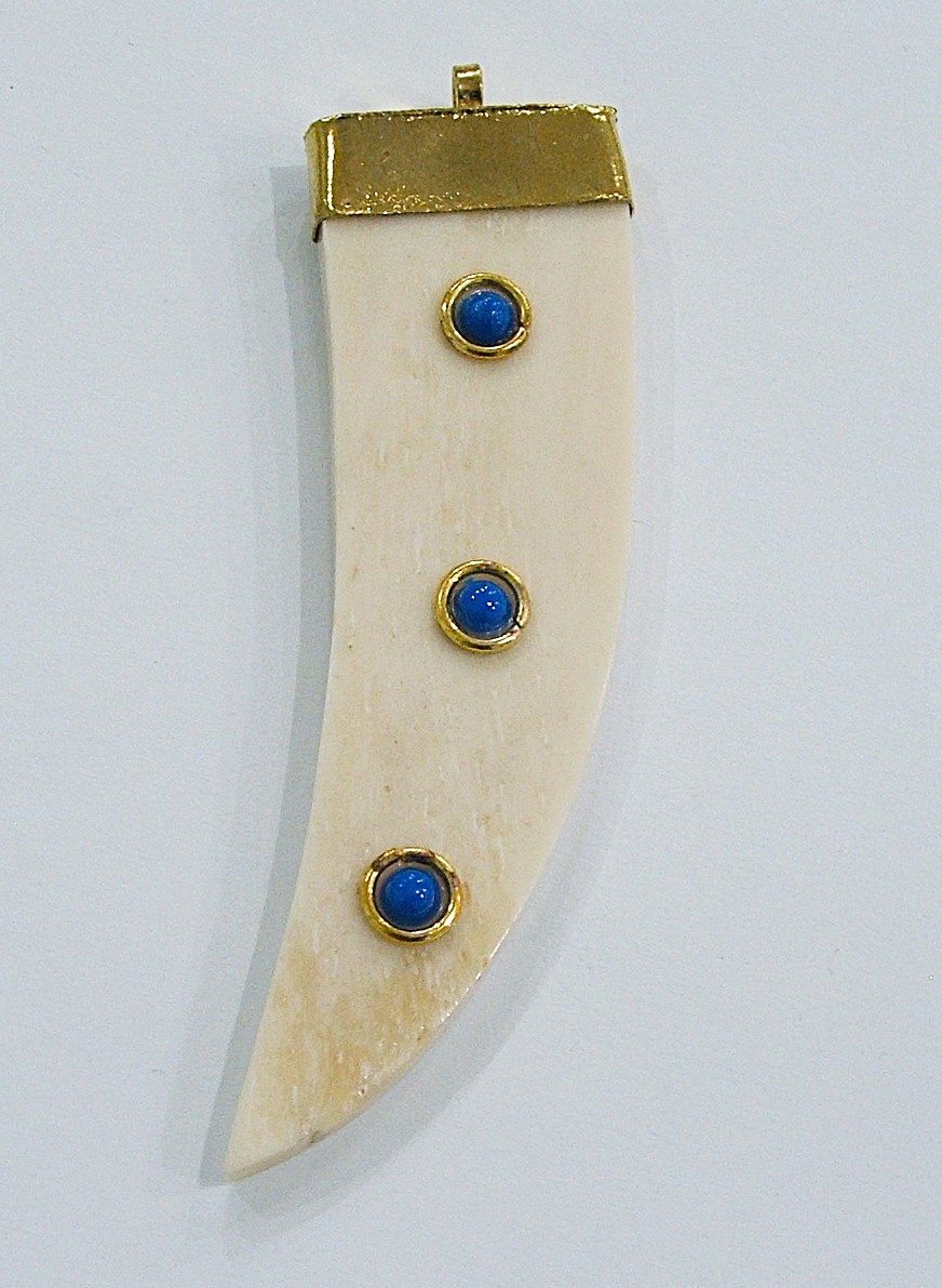 Corno in materiale naturale, con mezze perle incastonate, 80x25mm circa