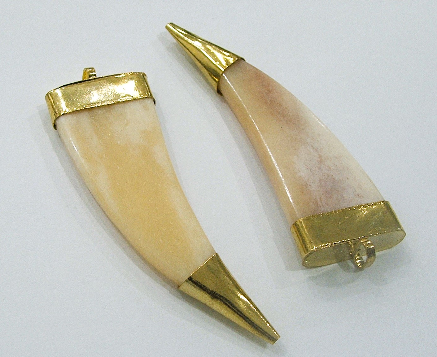 Corno in materiale naturale, con puntale in ottone, 75x22mm circa
