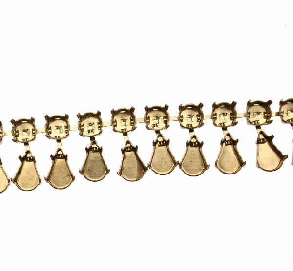Catena porta strass, composta da castone tondo e castone a goccia sotto, base Ottone