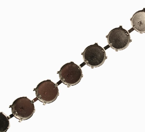 Catena porta strass, composta da castoni tondi (14 mm.), base Argentato Rodio
