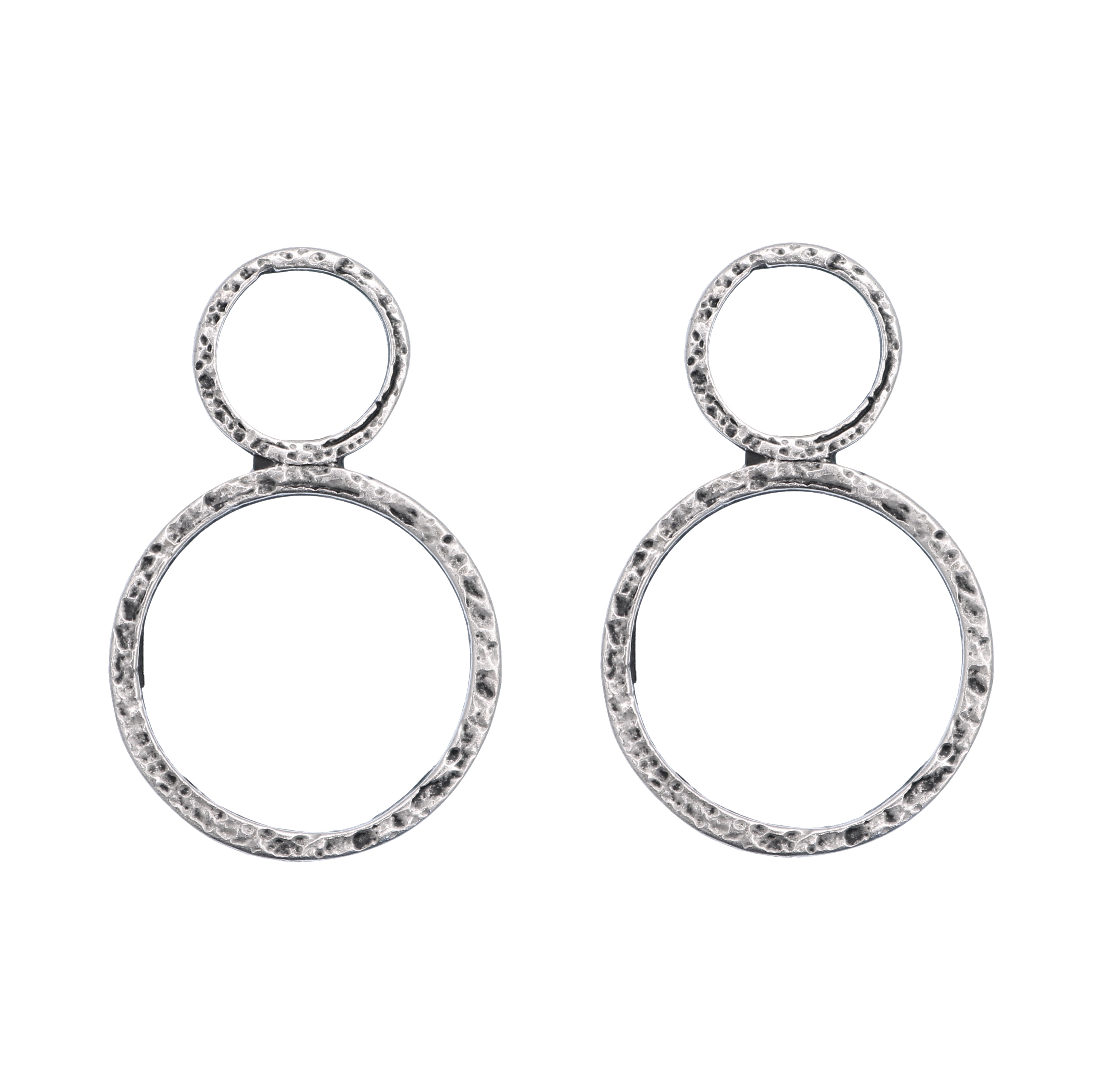 Anello tondo chiuso martellato da 23 mm. unito ad una anello tondo chiuso martellato piccolo da 13 mm.
