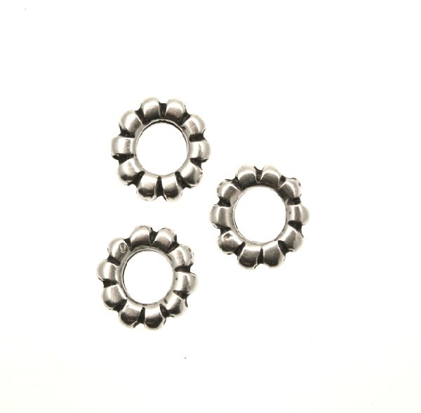 Anello tondo chiuso con smerletto 11 mm.
