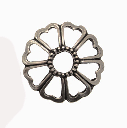 Accessorio a forma di fiore con petali traforati e foro centrale, 32x32 mm.