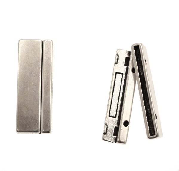 Chiusura a calamita ed incastro, liscia, forma rettangolare, 17x43 mm.