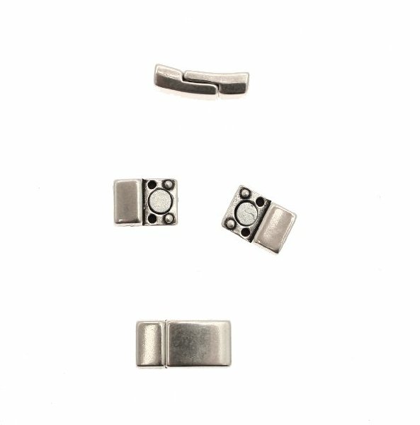 Chiusura a calamita ed incastro, liscia, forma rettangolare, 17x8 mm.