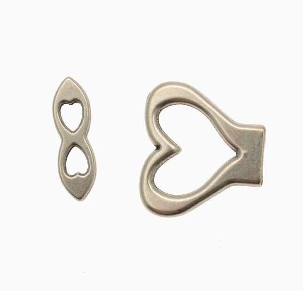 Chiusura per cordoncino piatto, a forma di cuore stilizzato, 27x26 mm.