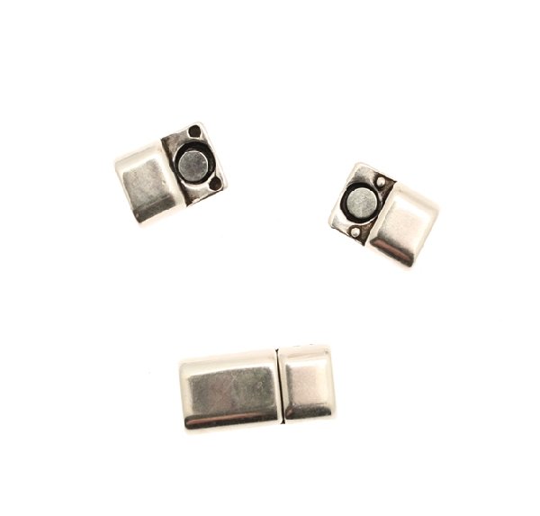 Chiusura ad incastro a calamita rettangolare liscia con angoli arrotondati, 25x12 mm.