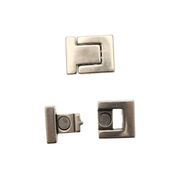 Chiusura a calamita per cordoncino in pelle piatto, 24x33 mm.