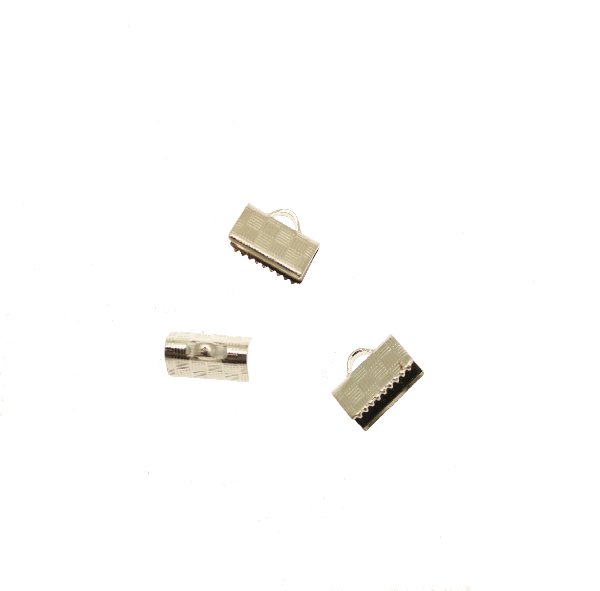 Confezione da 2 pezzi del finalino ferma nastro zigrinato, con graffette finali e anello, per nastri alti 10 mm.