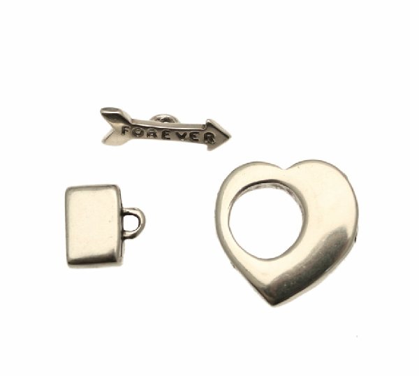 Chiusura a T per cordoncino piatto, a forma di cuore più freccia, 23x25 mm.