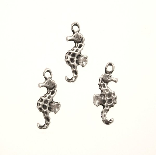 Ciondolo a forma di cavalluccio marino mignon 17x8 mm.