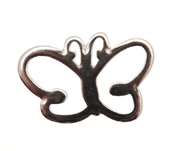 Ciondolo a forma di farfalla stilizzata piatta con antenne curve 35x20 mm.