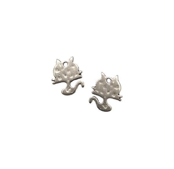 Ciondolo a forma di gattino stilizzato piatto, con foro in alto, 18x20 mm.