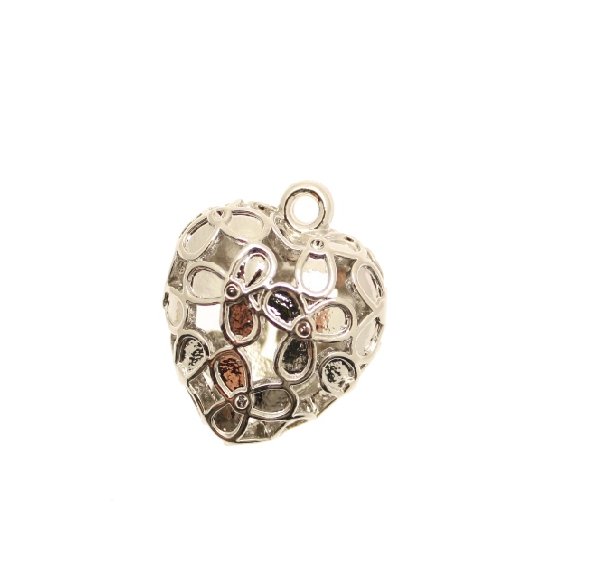 Ciondolo a forma di cuore bombato disegnato e traforato, 19x22 mm.