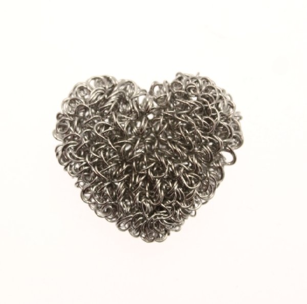 Ciondolo a forma di cuore gomitolo 24x21 mm.