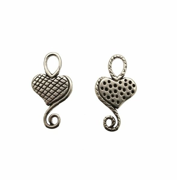 Ciondolo a forma di cuore piatto, qyadrettato da un lato e puntinato dall'altro, 20x34 mm.