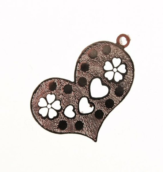 Ciondolo a forma di cuore sottilissimo in filigrana con 3 cuori e 2 fiori disegnati 25x15 mm.