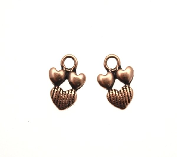 Ciondolo a forma di 1 cuore rigato e 2 piccoli lisci sopra 11 mm.