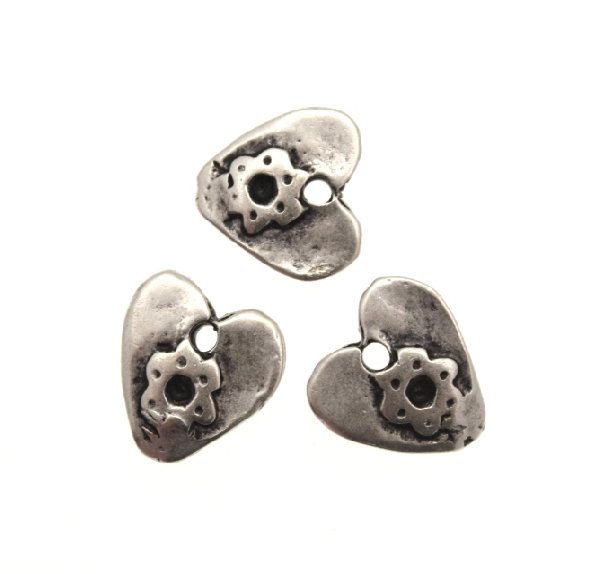 Ciondolo a forma di cuore piatto martellato con fiore 11 mm.