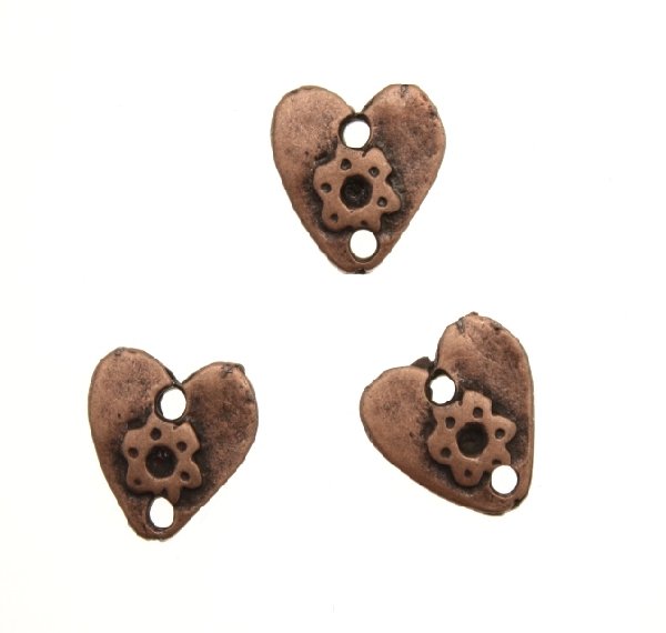Ciondolo a forma di cuore piatto martellato con fiore e un foro sotto e uno sopra 11 mm.