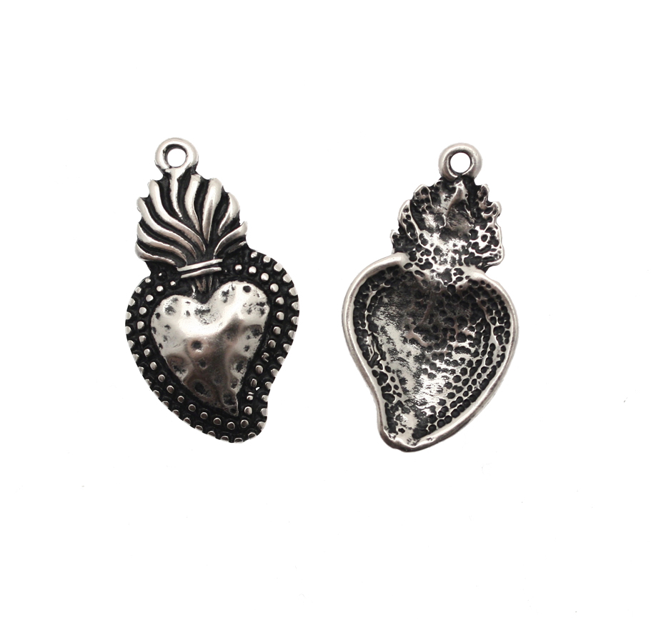 Ciondolo Cuore Sacro martellato, 18x32 mm.