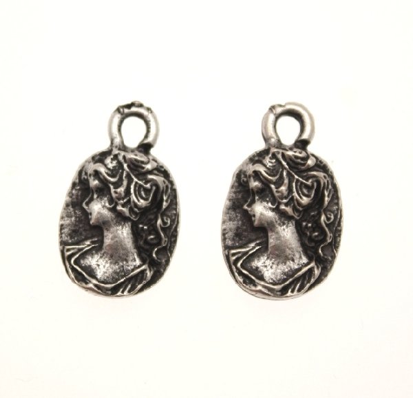 Ciondolo a forma di medaglia ovale a cameo 12x14 mm.