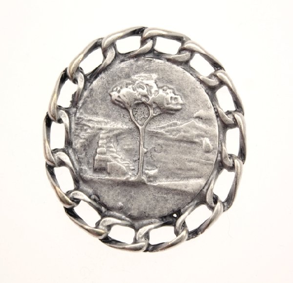 Ciondolo a forma di medaglia con catena attorno e albero 23 mm.