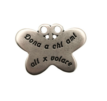 Ciondolo a medaglia, a forma di farfalla, 38x26 mm.