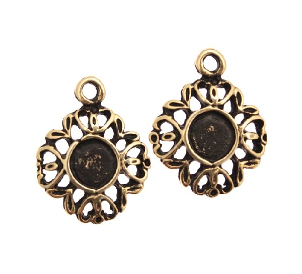 Ciondolo a forma di medaglia a rombo con cerchio interno e filigrana attorno, 18 mm.