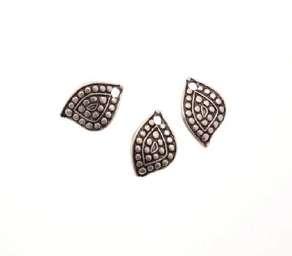 Ciondolo a forma di medaglia a foglia ondulata lavorata puntinata, 10x15 mm.