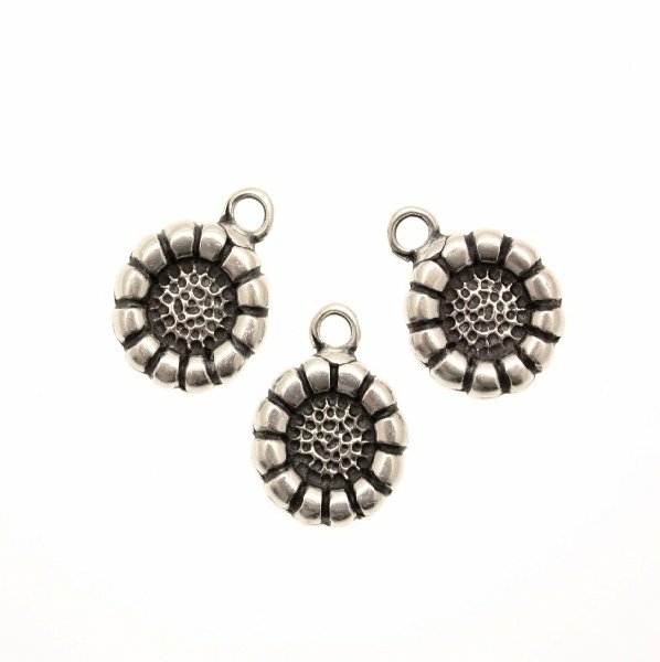 Ciondolo a forma di medaglia lavorata a fiore tondo piatto, 14x18 mm.