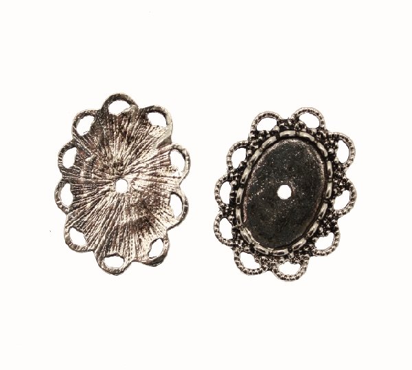 Ciondolo a forma di medaglia ovale piatta al centro, lavorata a mezzi cerchi puntinati nel contorno, 23x28 mm.