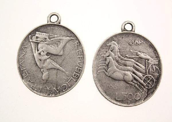 Ciondolo a forma di medaglia 500 lire con biga romana e 1 anello 29 mm.