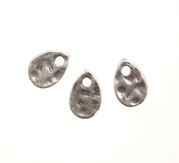 Ciondolo a forma di medaglia martellata a goccia con 1 foro 12x8 mm.