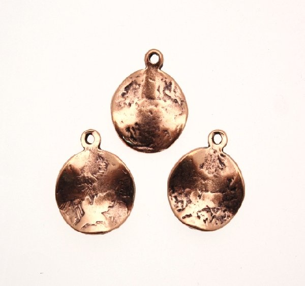 Ciondolo a forma di medaglia ondulata martellata 1 anello 15 mm.
