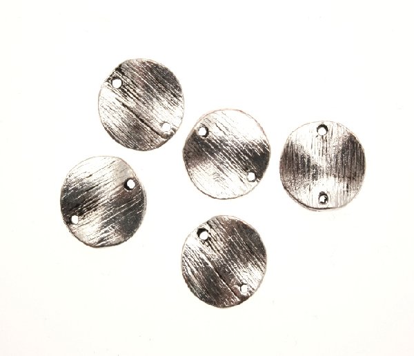 Ciondolo a forma di medaglia tonda ondulata graffiata con due fori 12 mm.