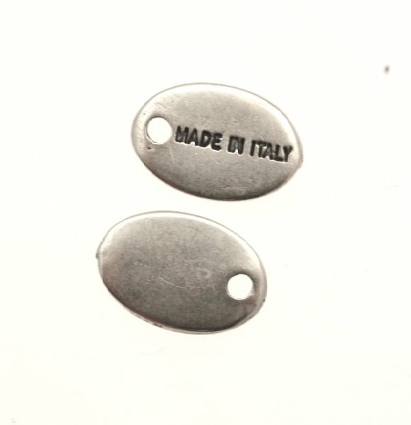 Ciondolo a forma di medaglia ovale con scritta MADE IN ITALY 14x8 mm.