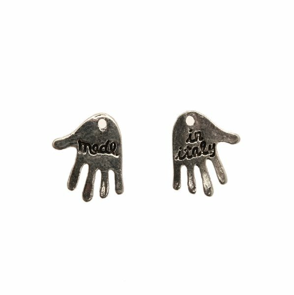 Ciondolo a forma di mano con scritta "made" su un lato e "in italy" sull'altro, 12x12 mm.