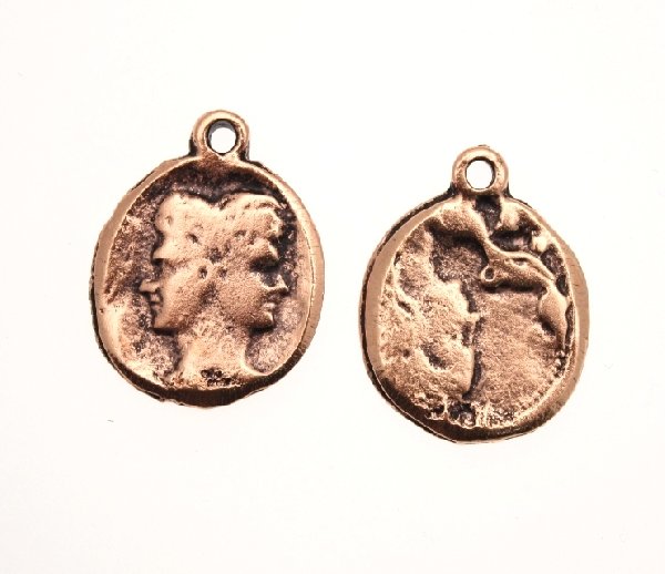 Ciondolo a forma di medaglia con due facce capovolte e 1 anello 22 mm.