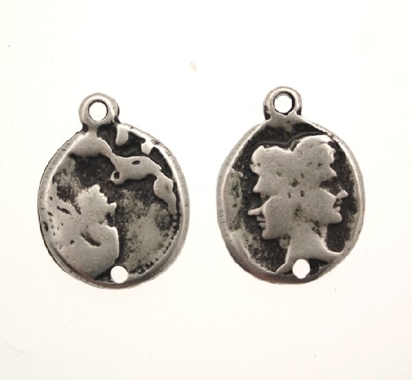 Ciondolo a forma di medaglia con due facce capovolte 1 foro sotto e 1 anello sopra 22 mm.