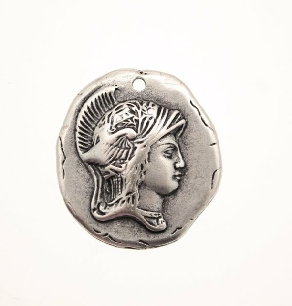 Ciondolo a forma di medaglia irregolare con soldato in rilievo e con 1 foro 32 mm.