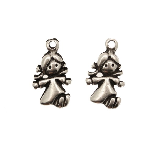 Ciondolo a forma di bambina con vestito liscio, 14x22 mm.