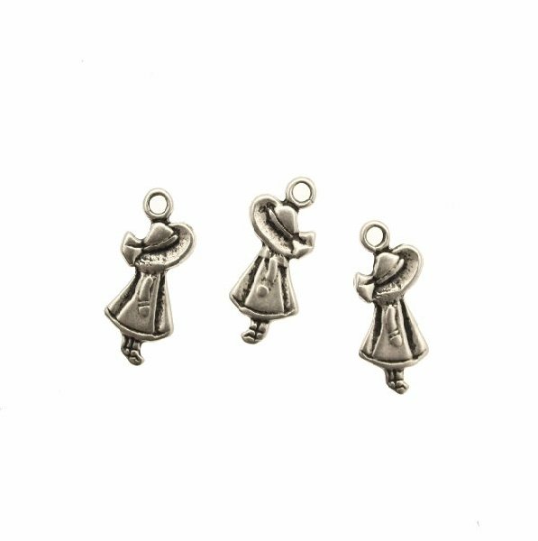 Ciondolo a forma di bambina con cappello, 11x24 mm.