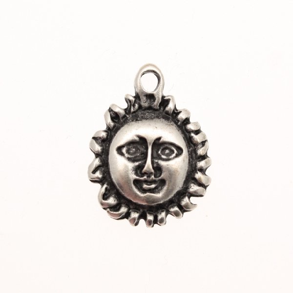 Ciondolo a forma di sole con faccia e raggi corti 17 mm.