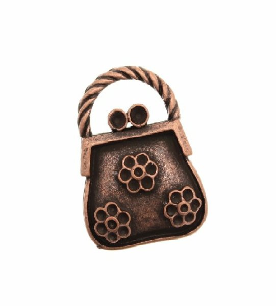 Ciondolo a forma di borsa con 3 fiori in rilievo 23x13 mm.