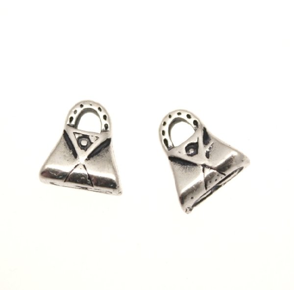 Ciondolo a forma di borsettina triangolare con riporto triangolare 10x8 mm.