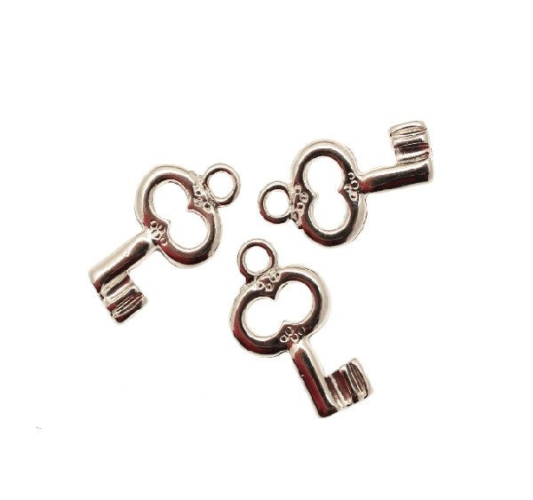 Ciondolo a forma di chiave corta liscia con buco a maschera 25x15 mm.