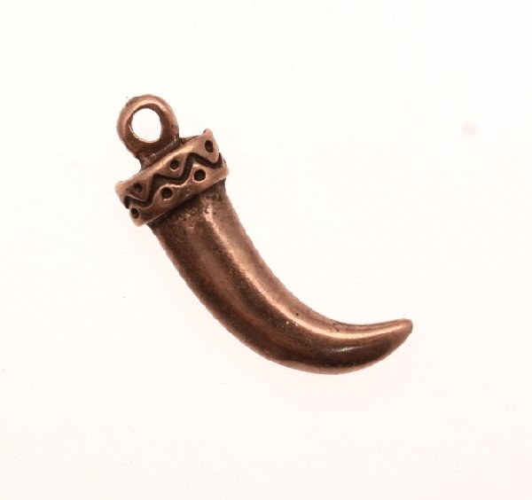 Ciondolo a forma di corno molto curvo con greca in alto 30x12 mm.
