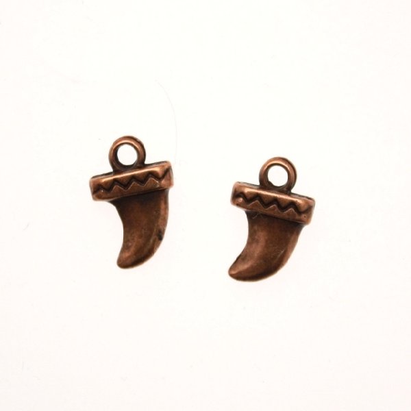 Ciondolo a forma di corno mignon lavorato 11x8 mm.