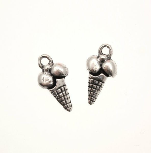 Ciondolo a forma di cono gelato 20x11 mm.